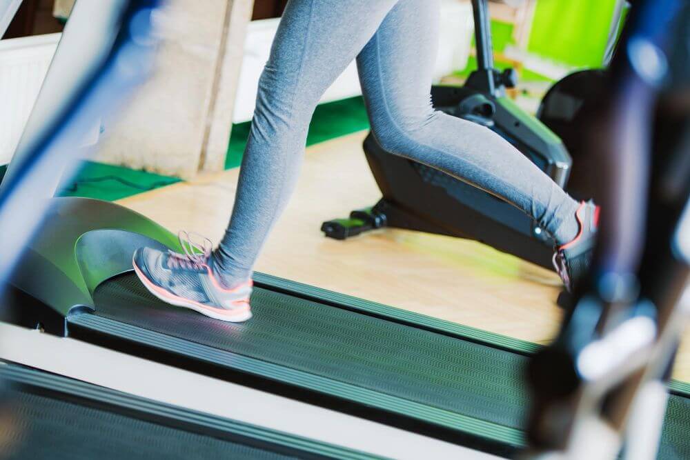A lady running speedily on a treadmill